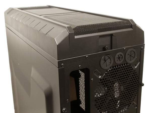 CoolerMaster HAF XM – chcete mít pod stolem bunkr?