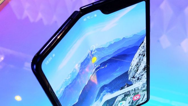 Samsung odkládá vydání skládacího Galaxy Fold. Na vině jsou problémy s displejem