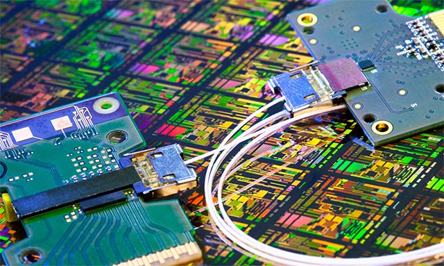Intel nahradí SATA optickým kabelem s rychlostí 50Gb/s