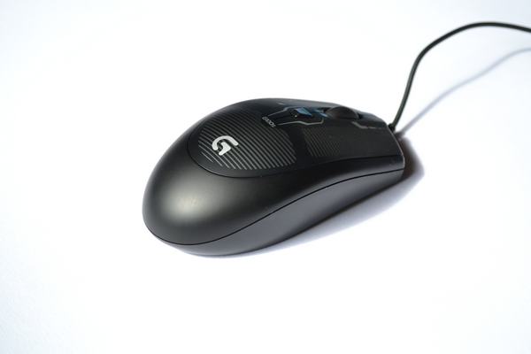 Testujeme žhavé novinky – Logitech G400s a G100s