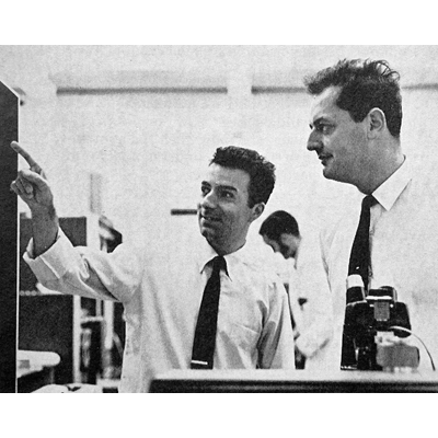 Federico Faggin (vlevo) a Tom Klein ve oddělení výzkumu a vývoje Fairchild v roce 1967, zdroj:Computerhistory.org, credit: Fairchild Camera & Instrument Corporation