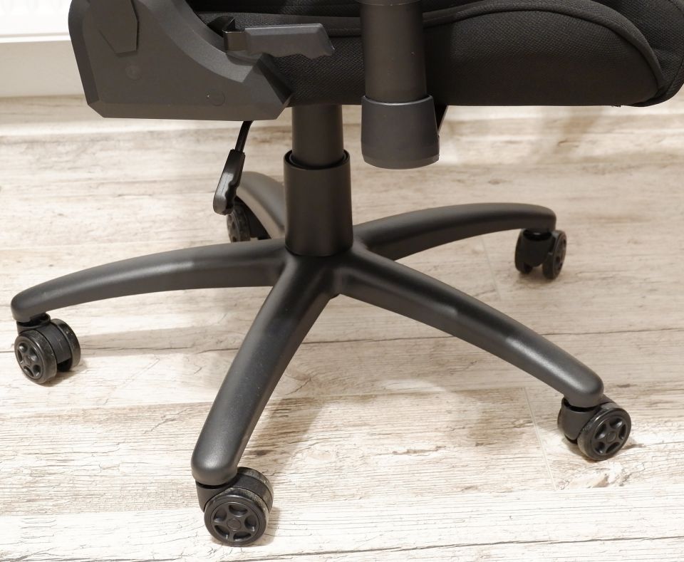 SPC Gear SR300F V2 BK: podařená herní židle