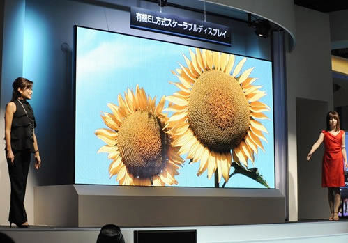 149" OLED televize a la Mitsubishi
