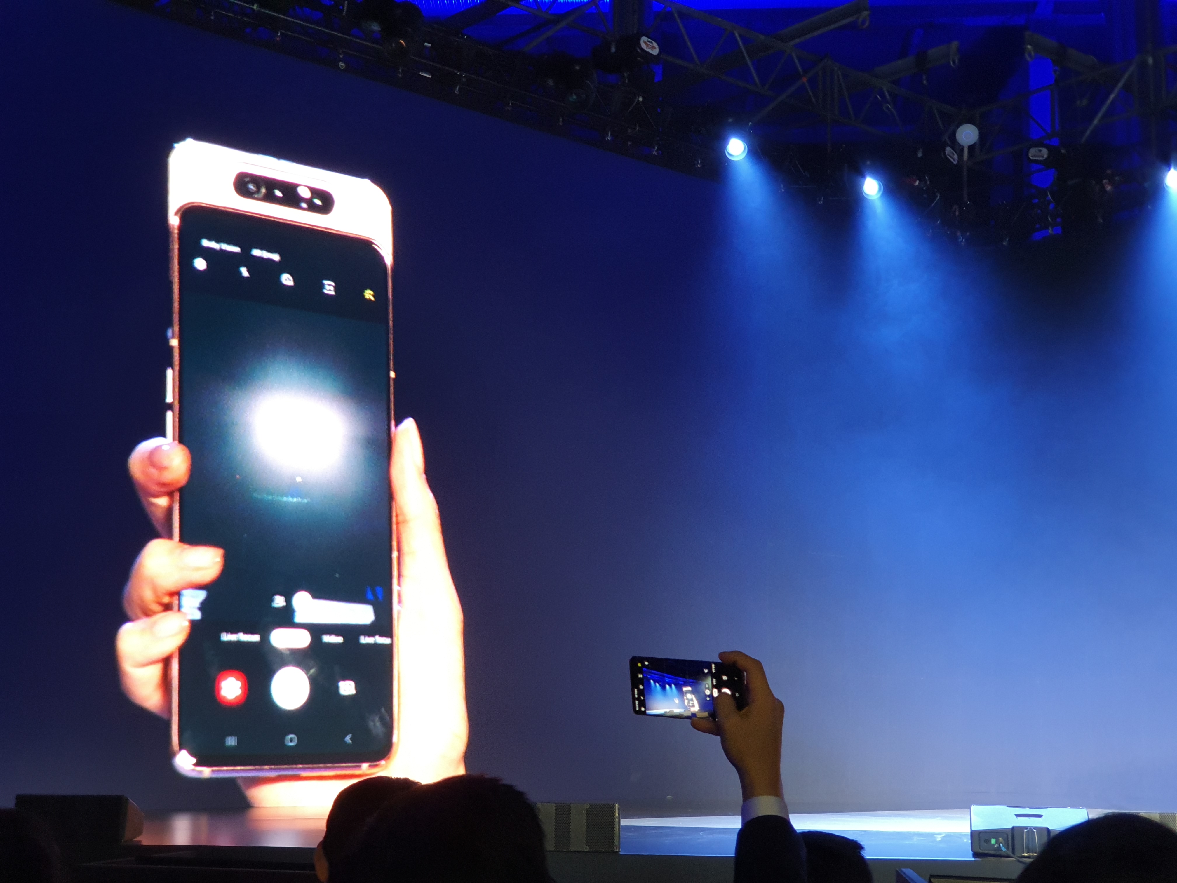 Samsung Galaxy A80 má otočný fotoaparát a displej bez otvorů