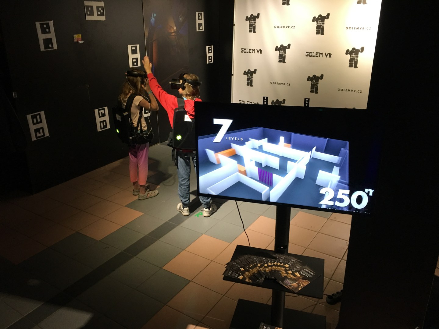 Holky se připravují na demo Golem VR