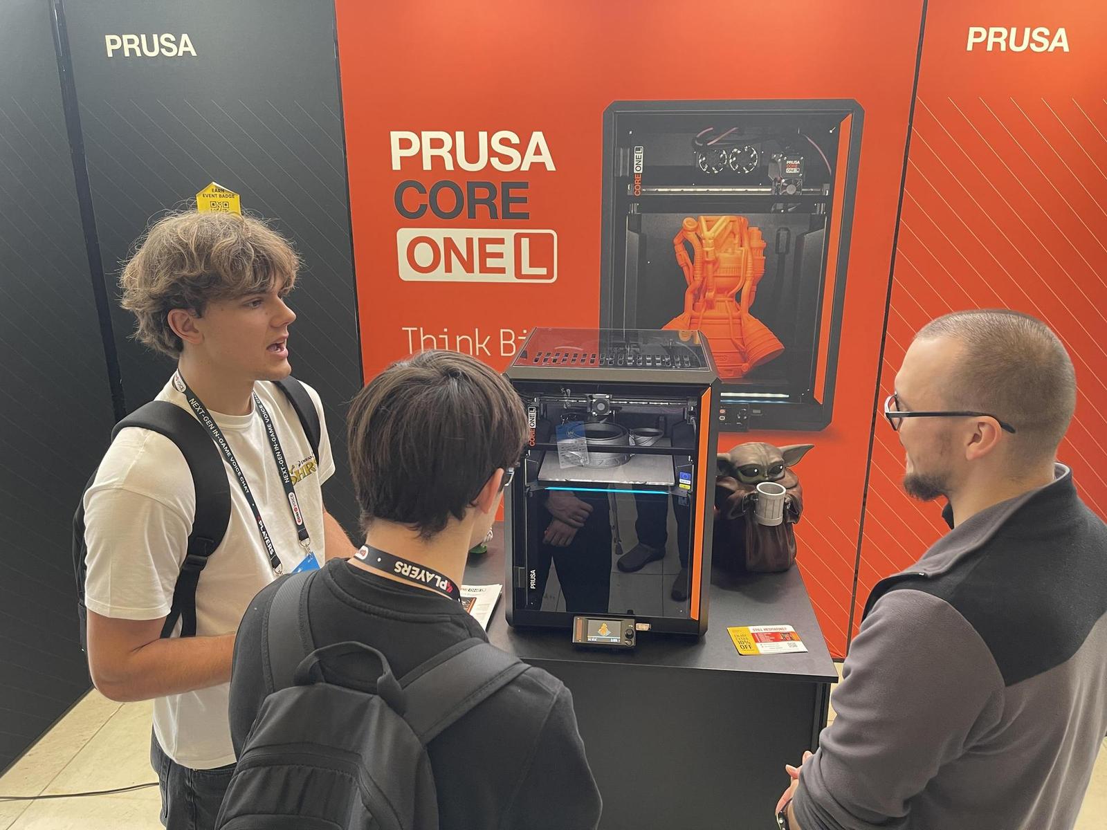 Průša a jeho 3D tiskárny nemohly chybět.