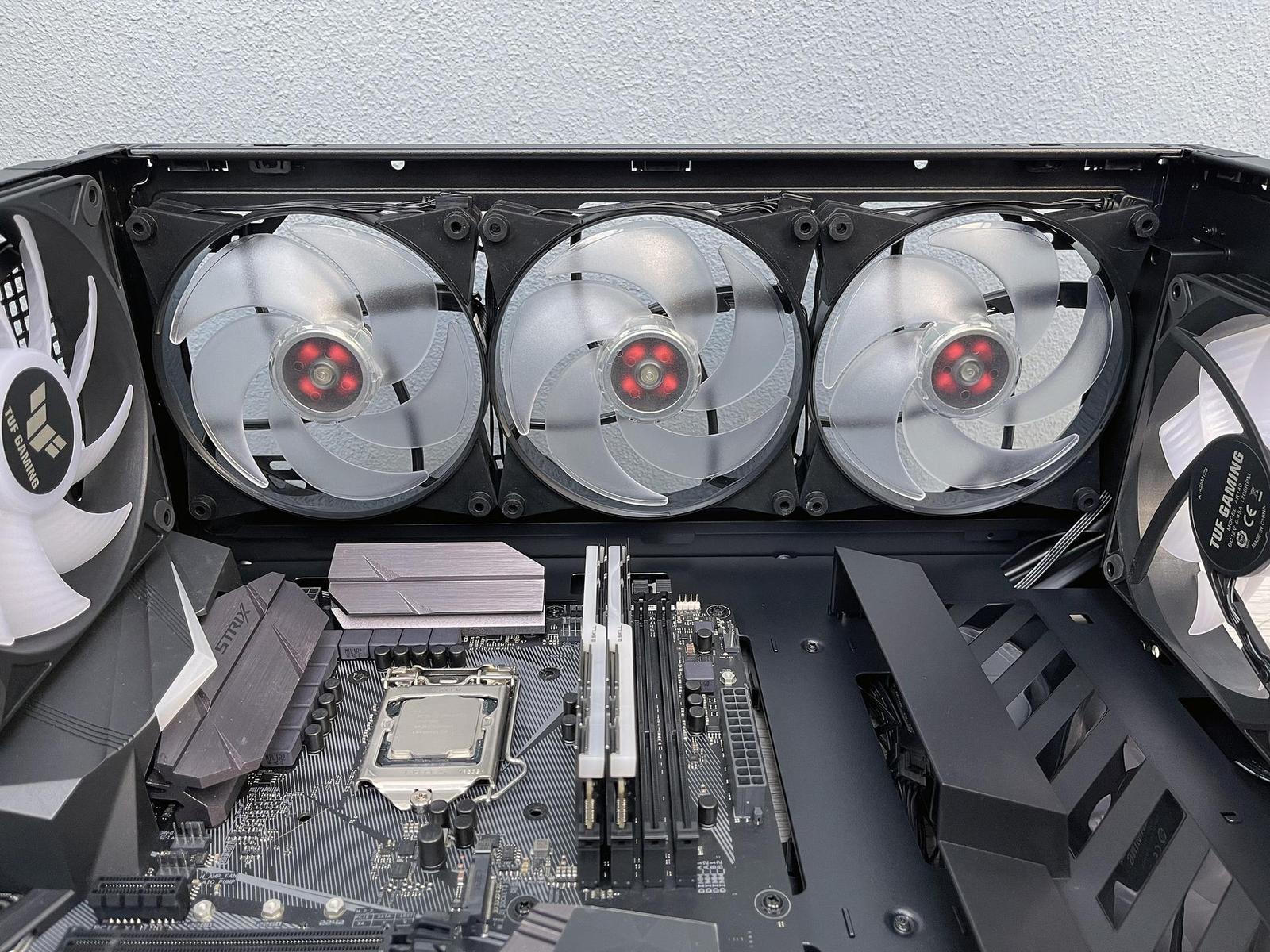 Test skříně ASUS TUF Gaming GT302 ARGB – chladná sebedůvěra