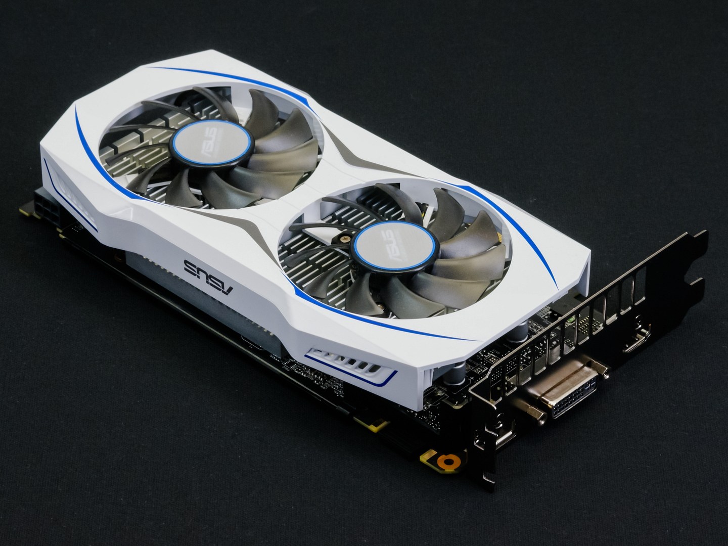 Asus GeForce GTX 950: se super cenou a luxusní vizáží