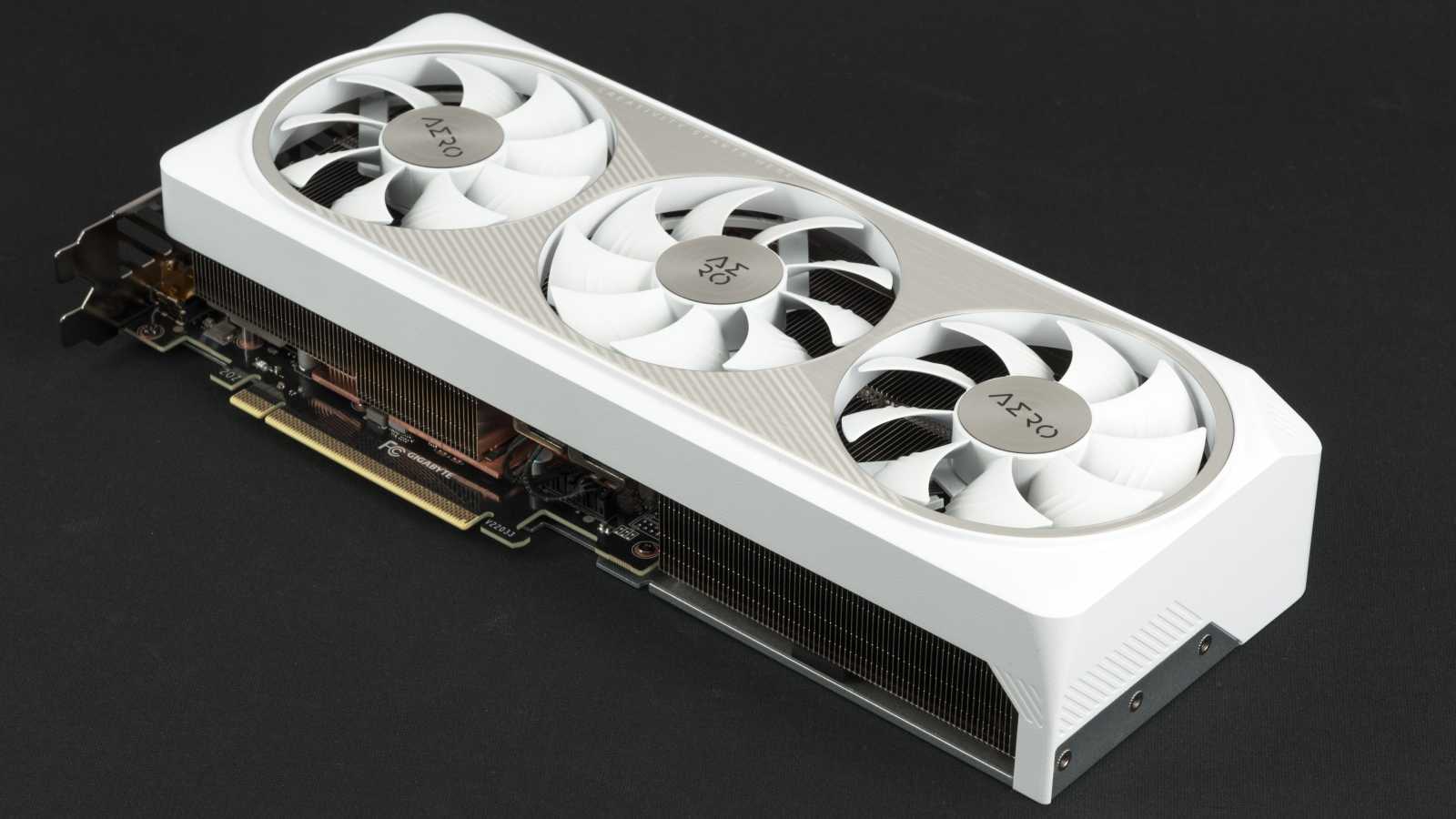 Gigabyte GeForce RTX 4070 Aero OC 12G: Tichá a úsporná