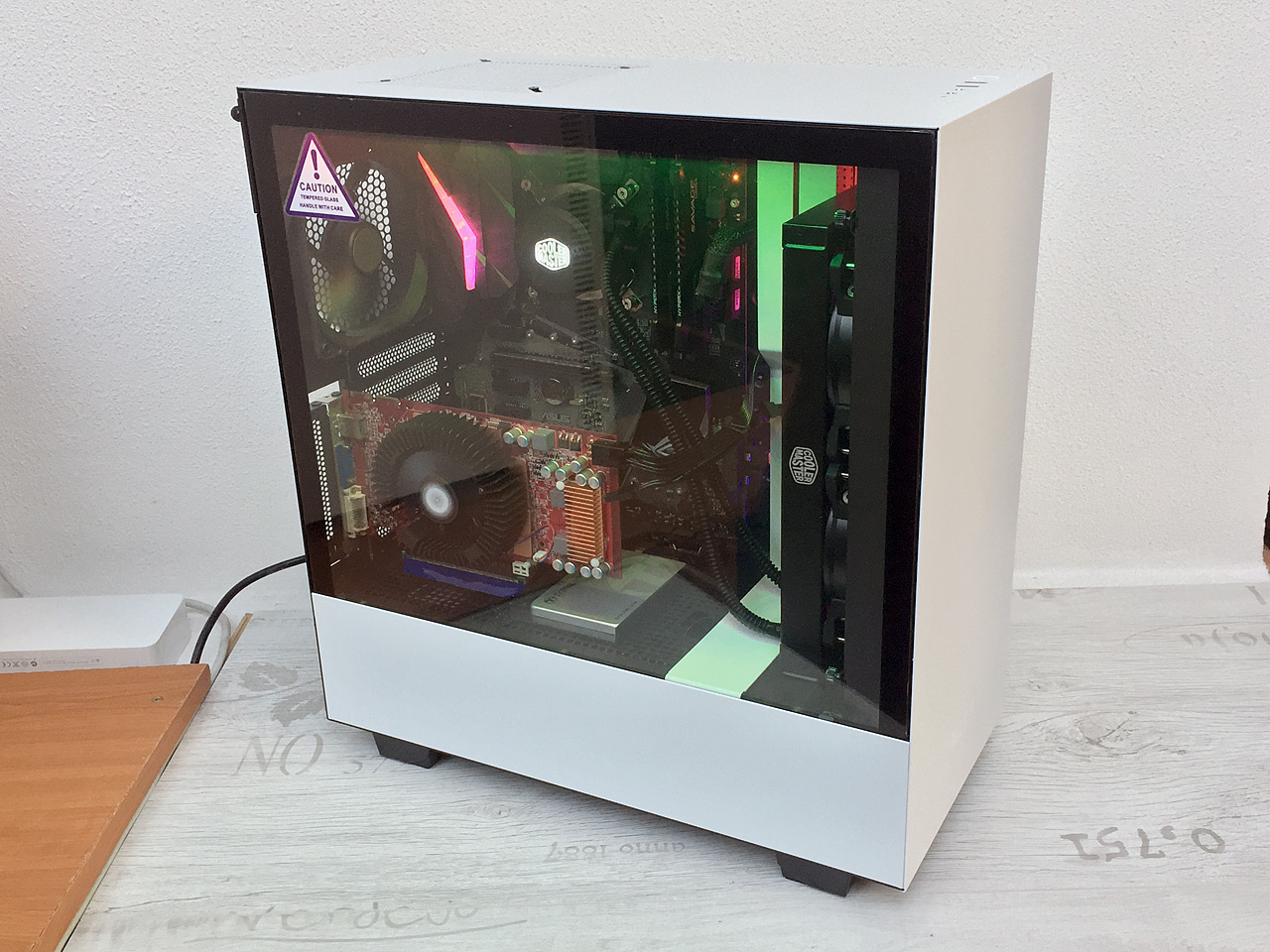 NZXT H500i – jednoduchá, chytrá a pohledná ATX skříň