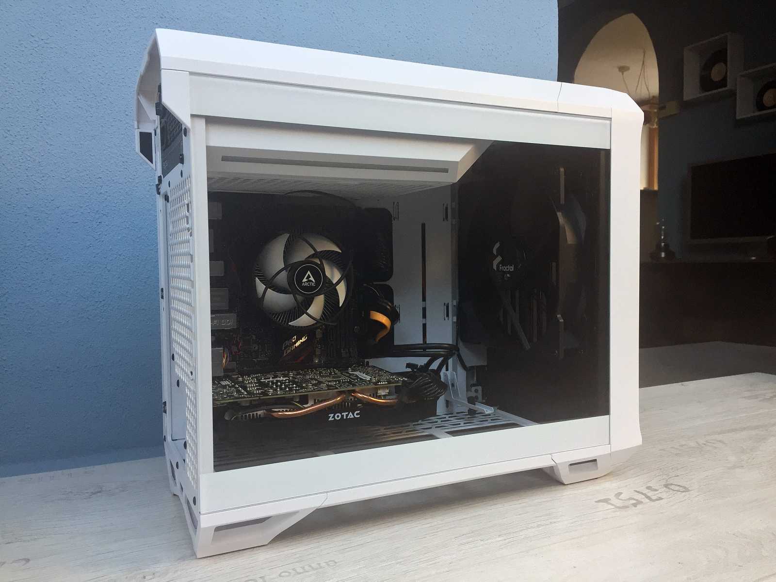 Test skříní Fractal Design Torrent Compact a Nano - designové skvosty v menším provedení