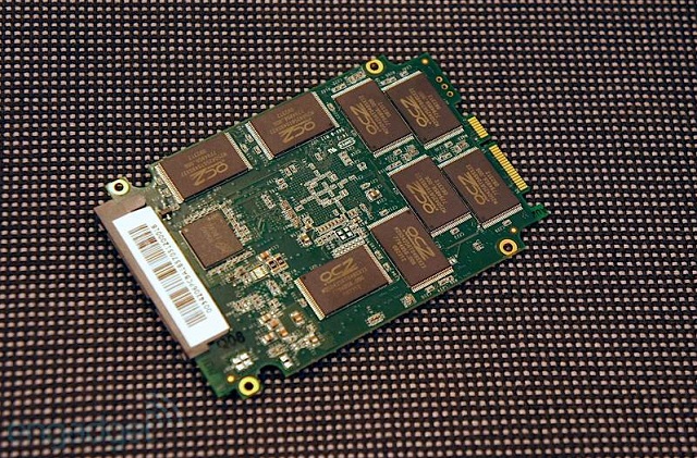 OCZ ukázalo na IDF nový SSD disk Vector s řadičem Barefoot 3