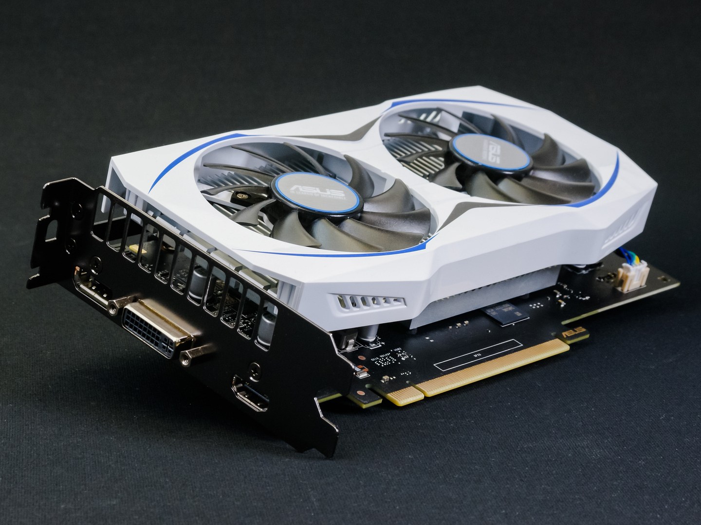 Asus GeForce GTX 950: se super cenou a luxusní vizáží