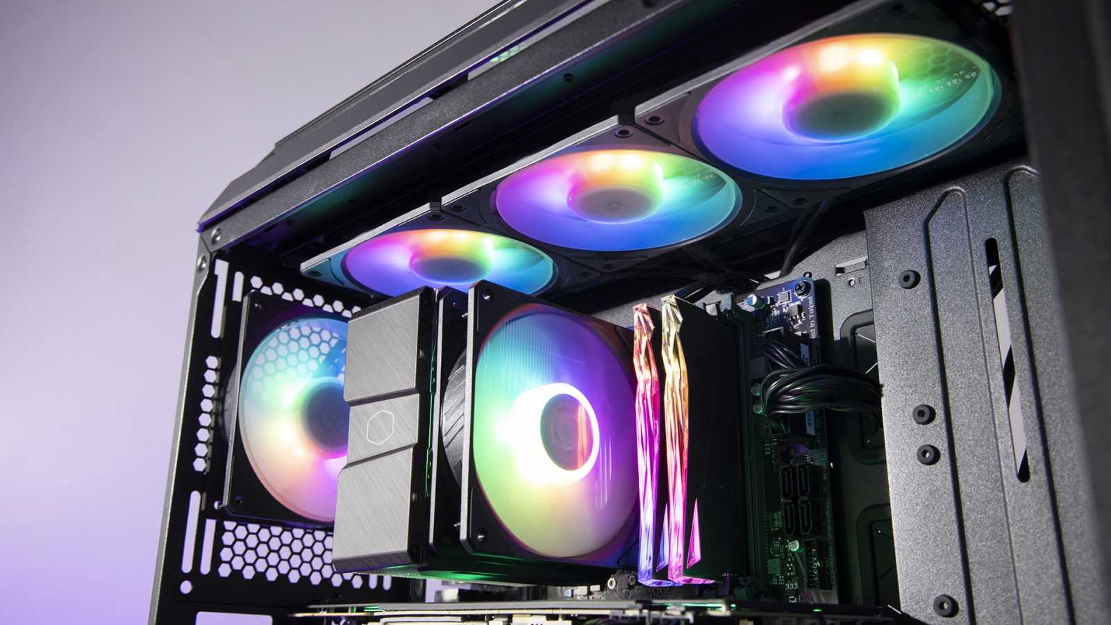 Cooler Master představil skříň HAF 700 a ventilátory Mobius