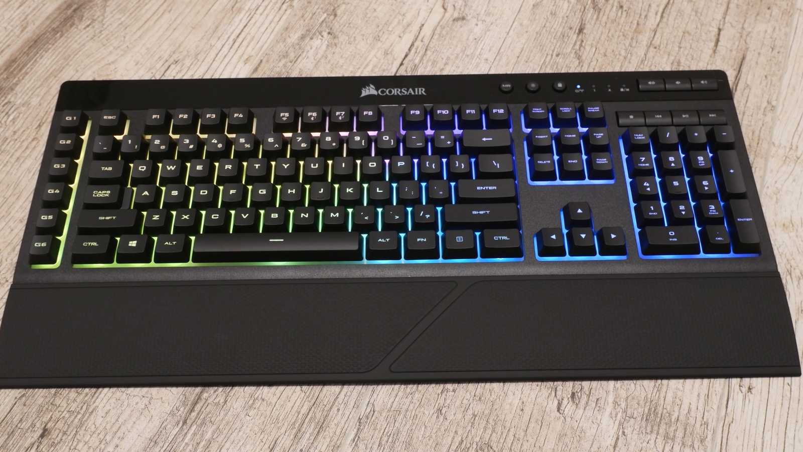 Corsair K57 RGB Wireless – tichá a elegantní klávesnice ;