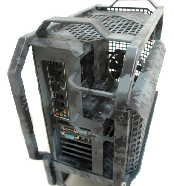 Custom case pro Boost my PC 5 v armádním stylu