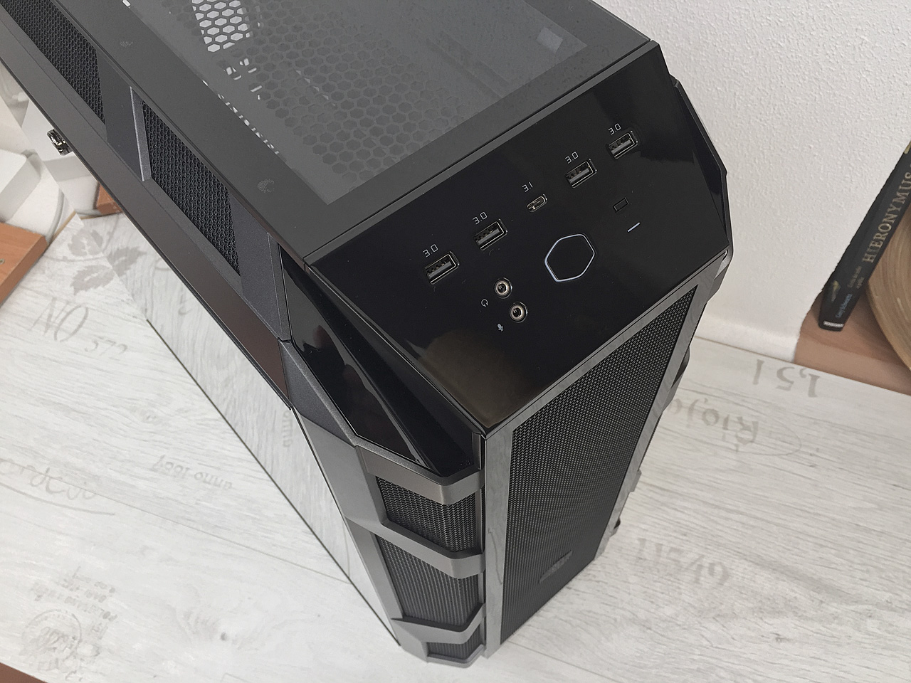 Cooler Master MasterCase H500M – skříň s dvojí tváří