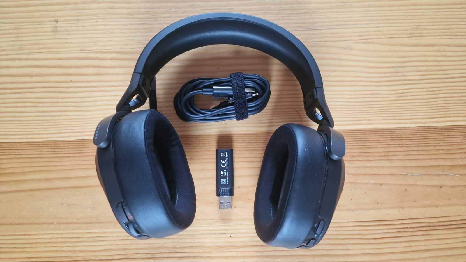 Sluchátka Corsair HS65 Wireless působí na váhu 275 g překvapivě masivně.