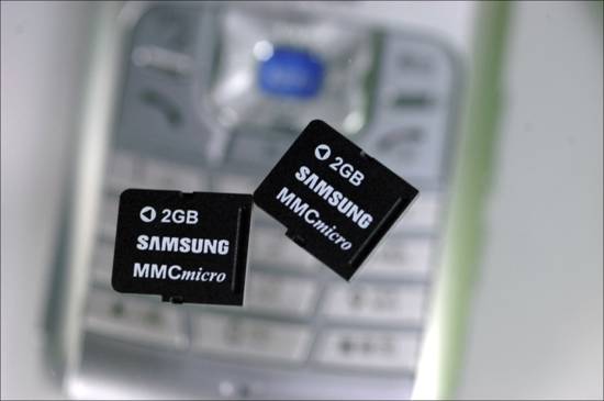 Samsung uvádí 2GB MMCmicro kartu