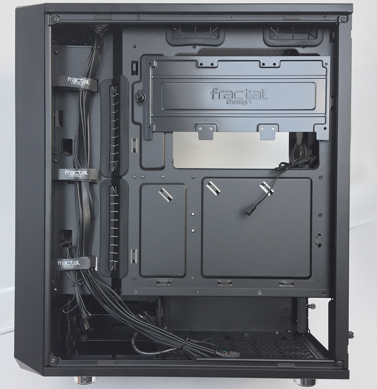 Fractal Design Meshify C: inspirace prvky stealth