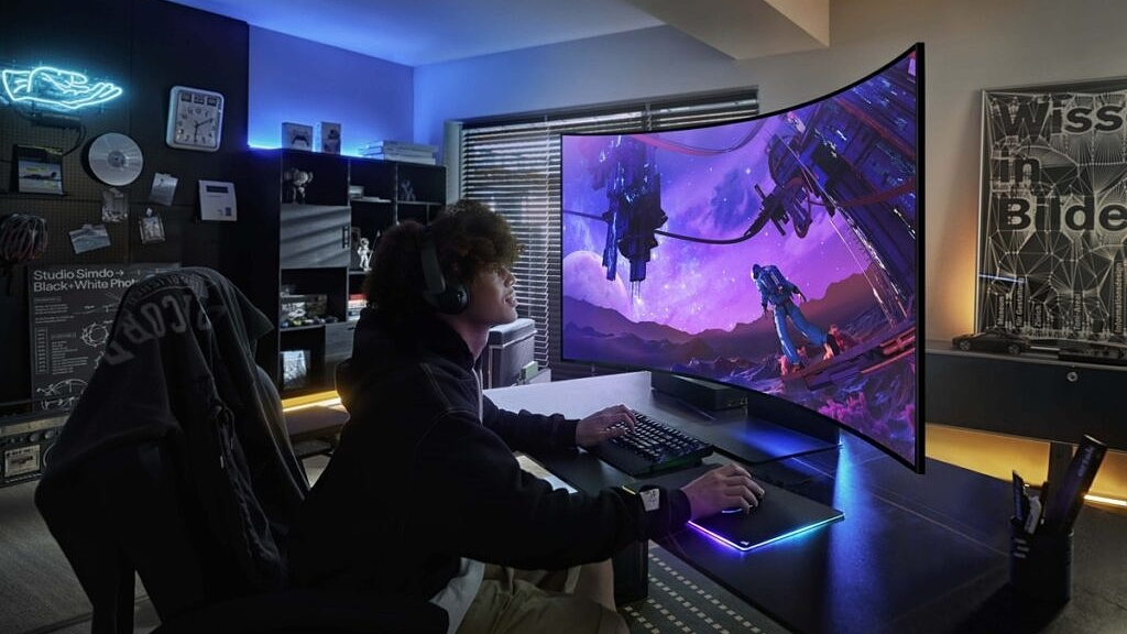 Samsung má obří 55palcový zakřivený monitor, překlopíte ho na výšku