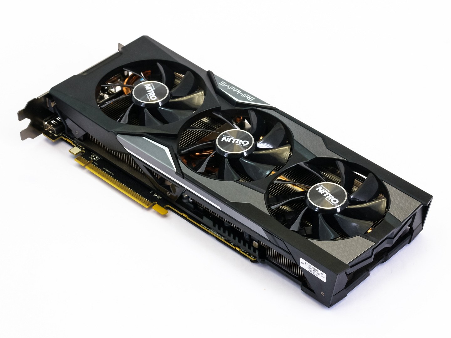 Sapphire Nitro R9 Fury v testu: Levnější, výhodnější, ale...