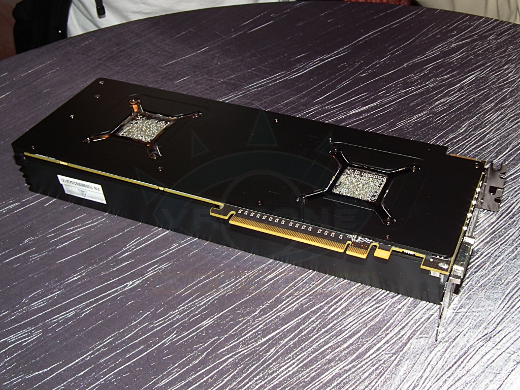 Radeon HD 6990 na dalších fotografiích