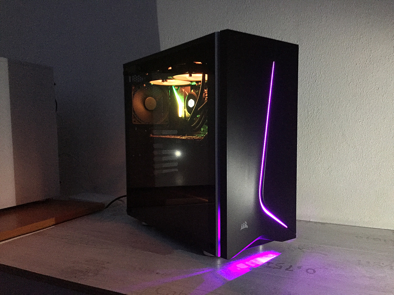 Corsair Carbide Series SPEC-06 RGB – ATX skříň s jizvou na tváři