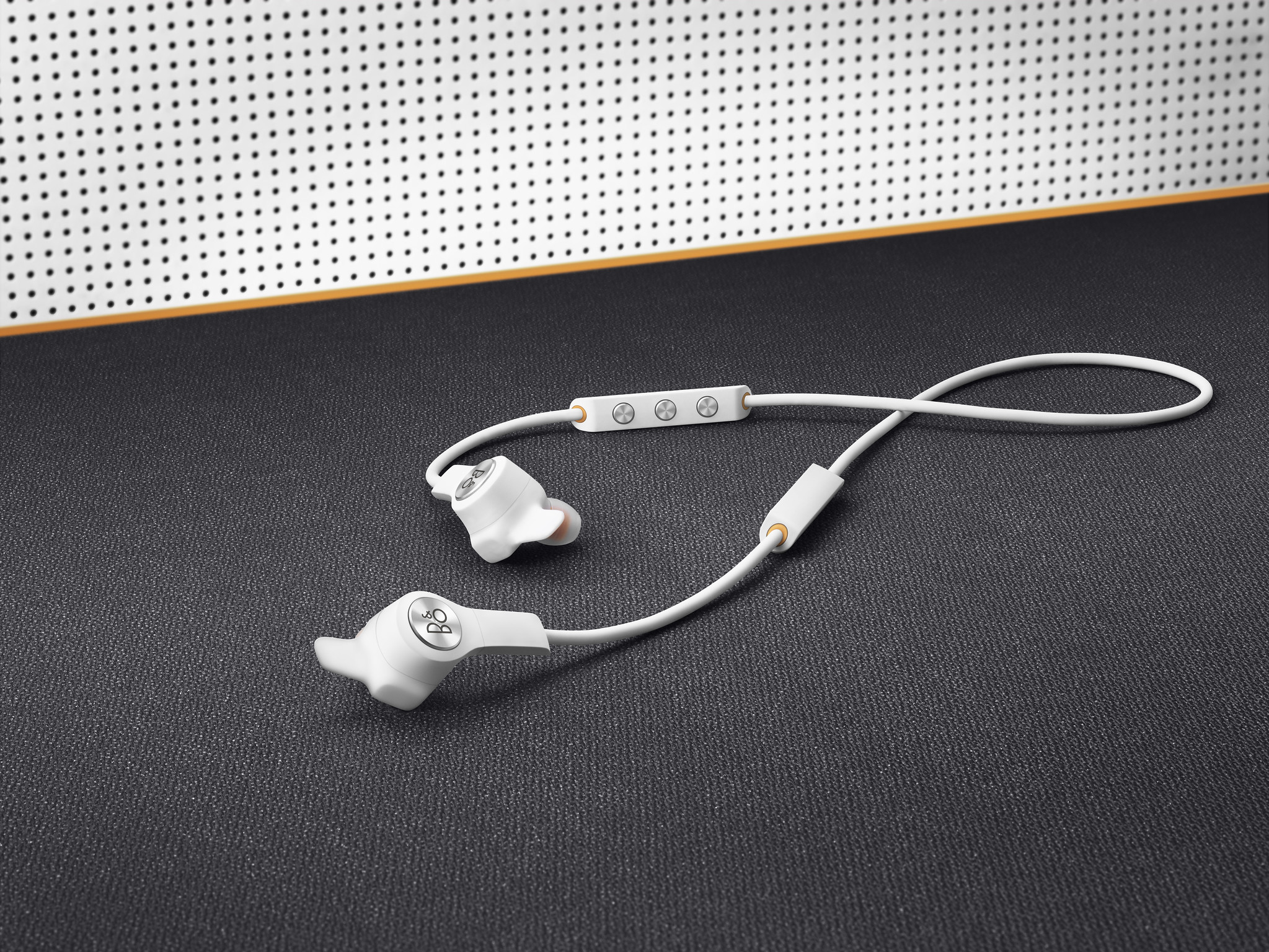 Bang & Olufsen uvádí nový sluchátka Beoplay E6 Motion a E8 Motion