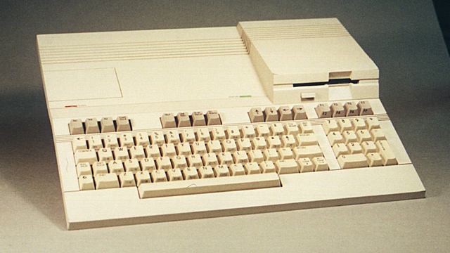 Commodore 128DL ve verzi s mechanikou nahoře, další najdete na Zimmer.net autor: Maurice Randall