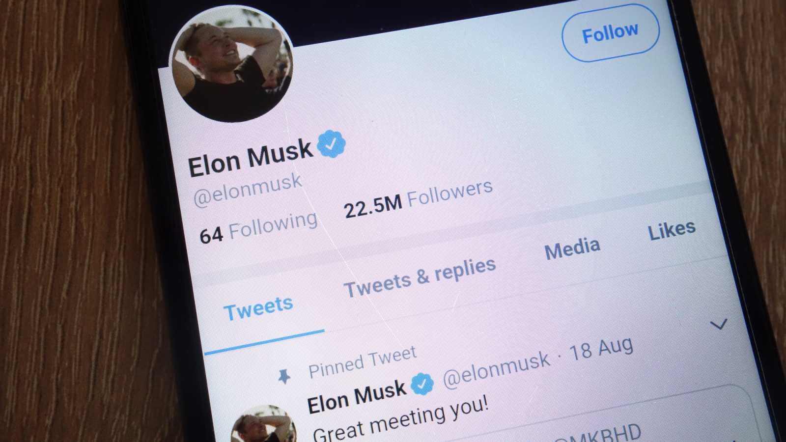 Tady je Muskovo: Elon dosáhl svého a koupil Twitter