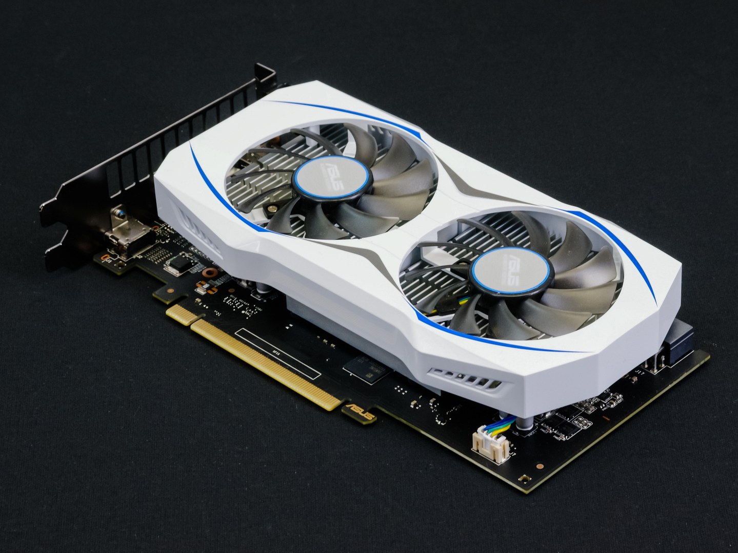 Asus GeForce GTX 950: se super cenou a luxusní vizáží