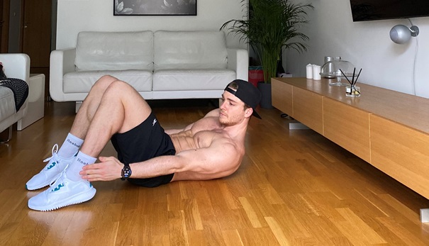 Zacvičte si s Honorem: výrobce odstartoval online workout se známým fitness trenéry