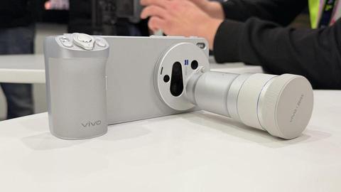 Vivo X300 Ultra: extrémní fotomobil s 400mm objektivem jsme si osahali na MWC