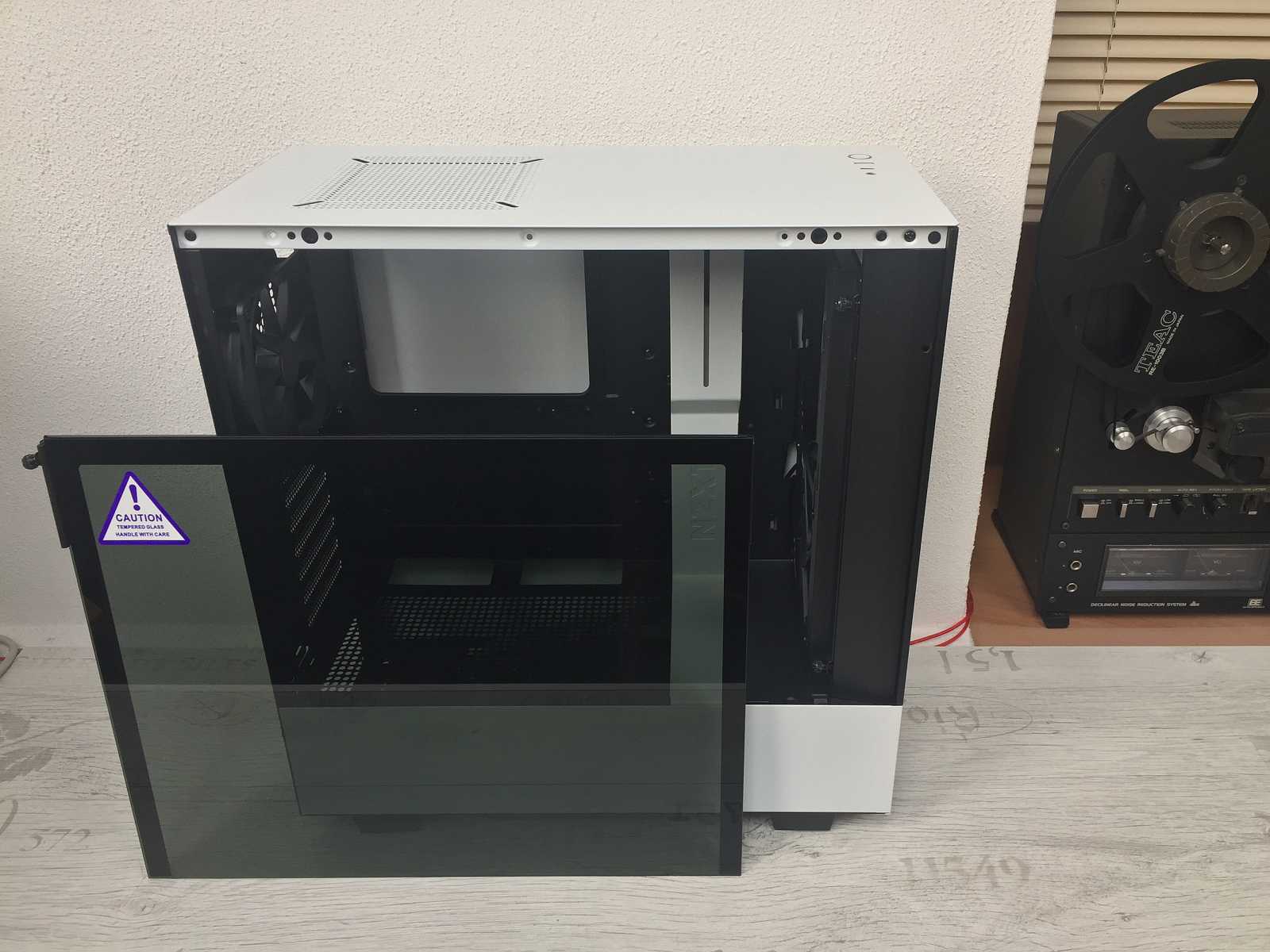 Test skříně NZXT H510 FLOW – s komponenty v bílém tónu