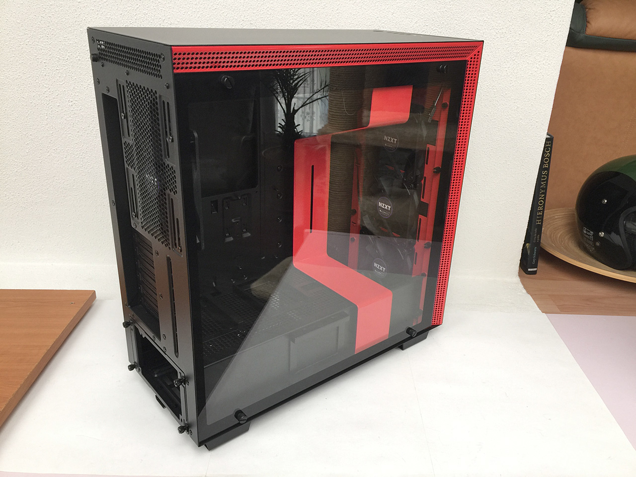 NZXT H700i: může být počítačová skříň chytrá?