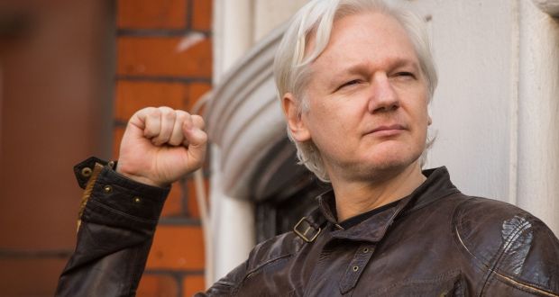Julian Assange se chce v britském vězení oženit