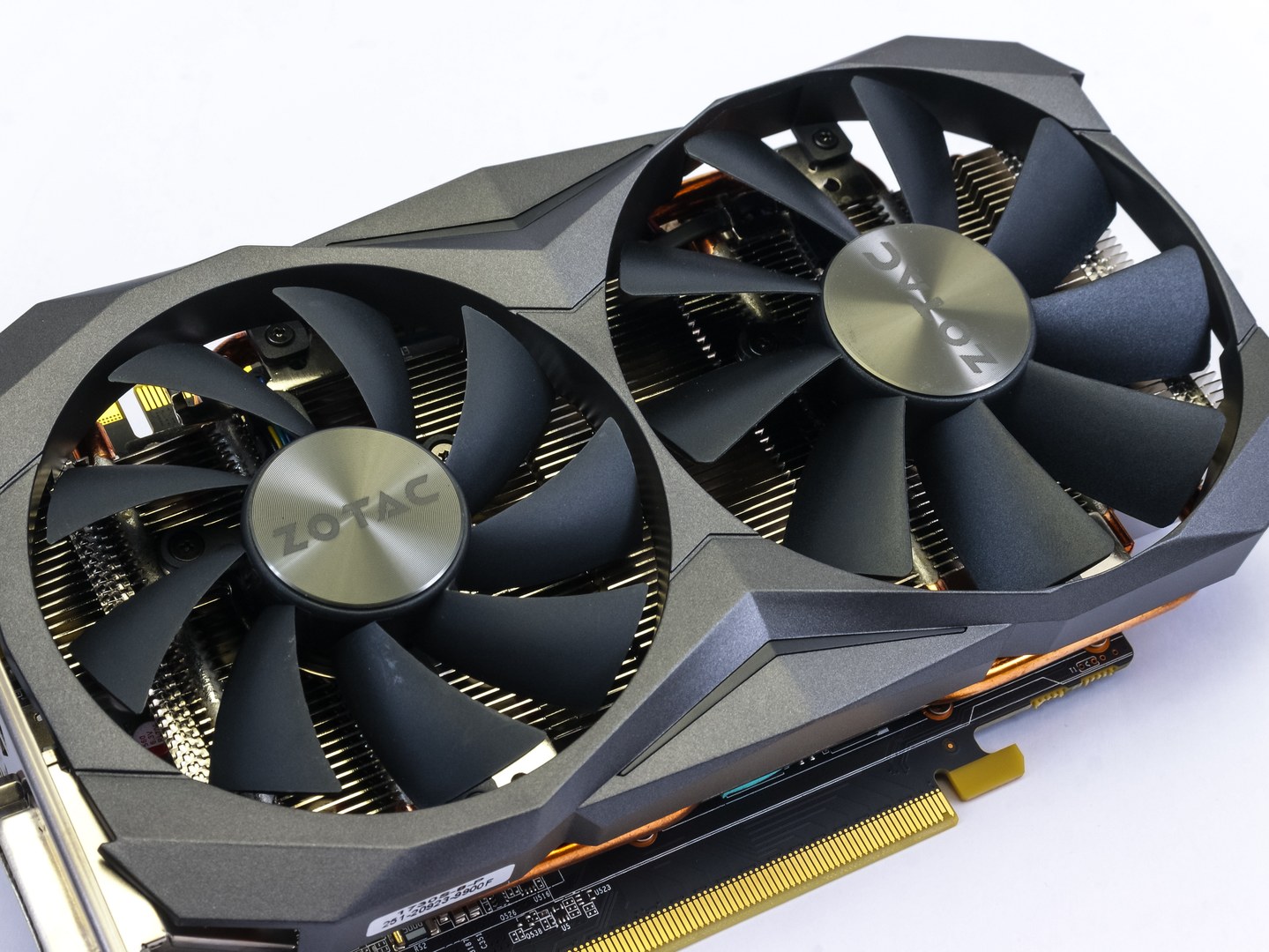 Zotac GTX 1080 Mini: „zabiják“ GTX 1070 Ti v testu