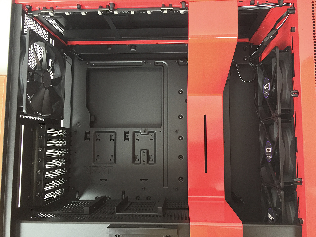 NZXT H700i: může být počítačová skříň chytrá?