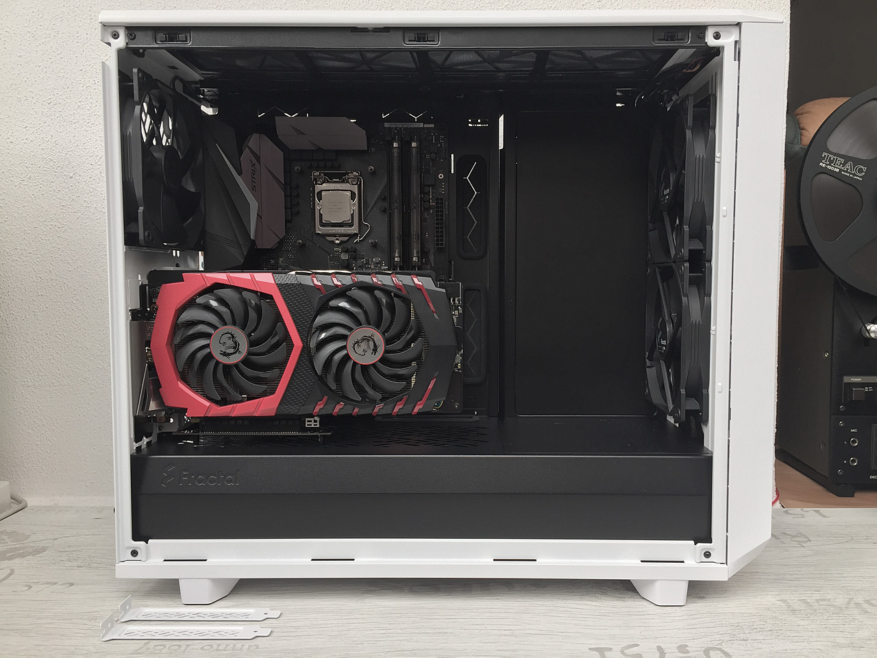 Přehled příslušenství skříní Fractal Design se soutěží o ceny