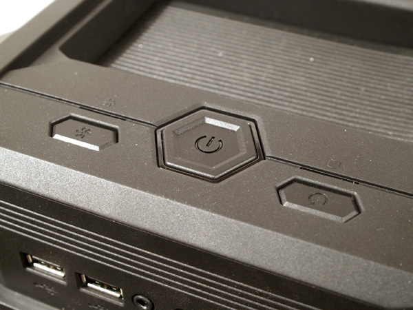 CoolerMaster HAF XM – chcete mít pod stolem bunkr?