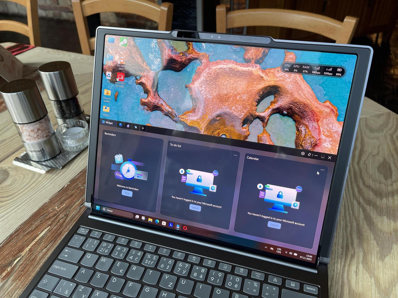 Widgetům jsem nikdy na chuť nepřišel. Když uvážím cenu ohebného OLED panelu, tak widgety jsou opravdu drahým mrháním cenným prostorem na displeji