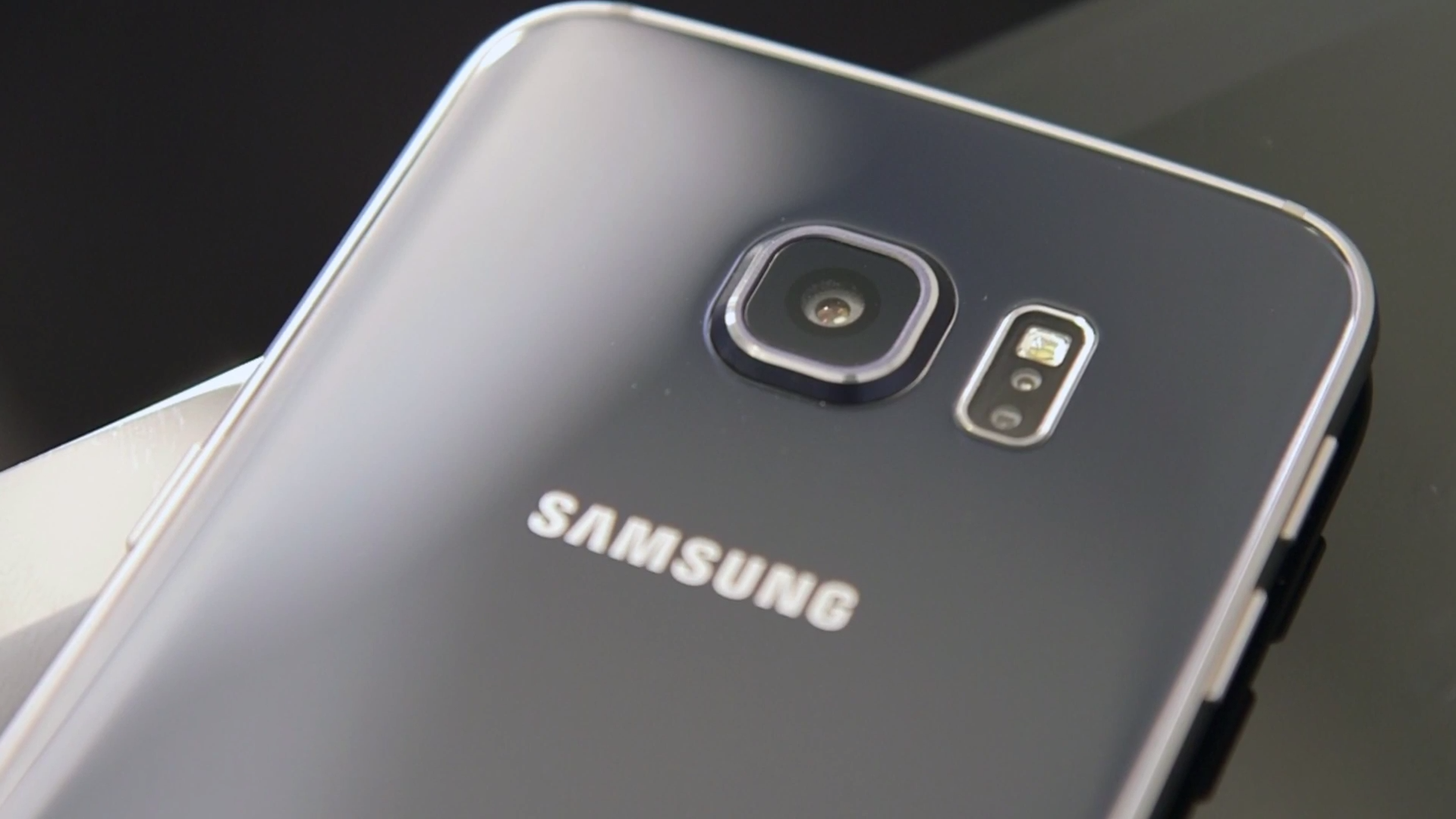 Odhaleny specifikace a nové fotografie Samsung S6 a S6 Edge