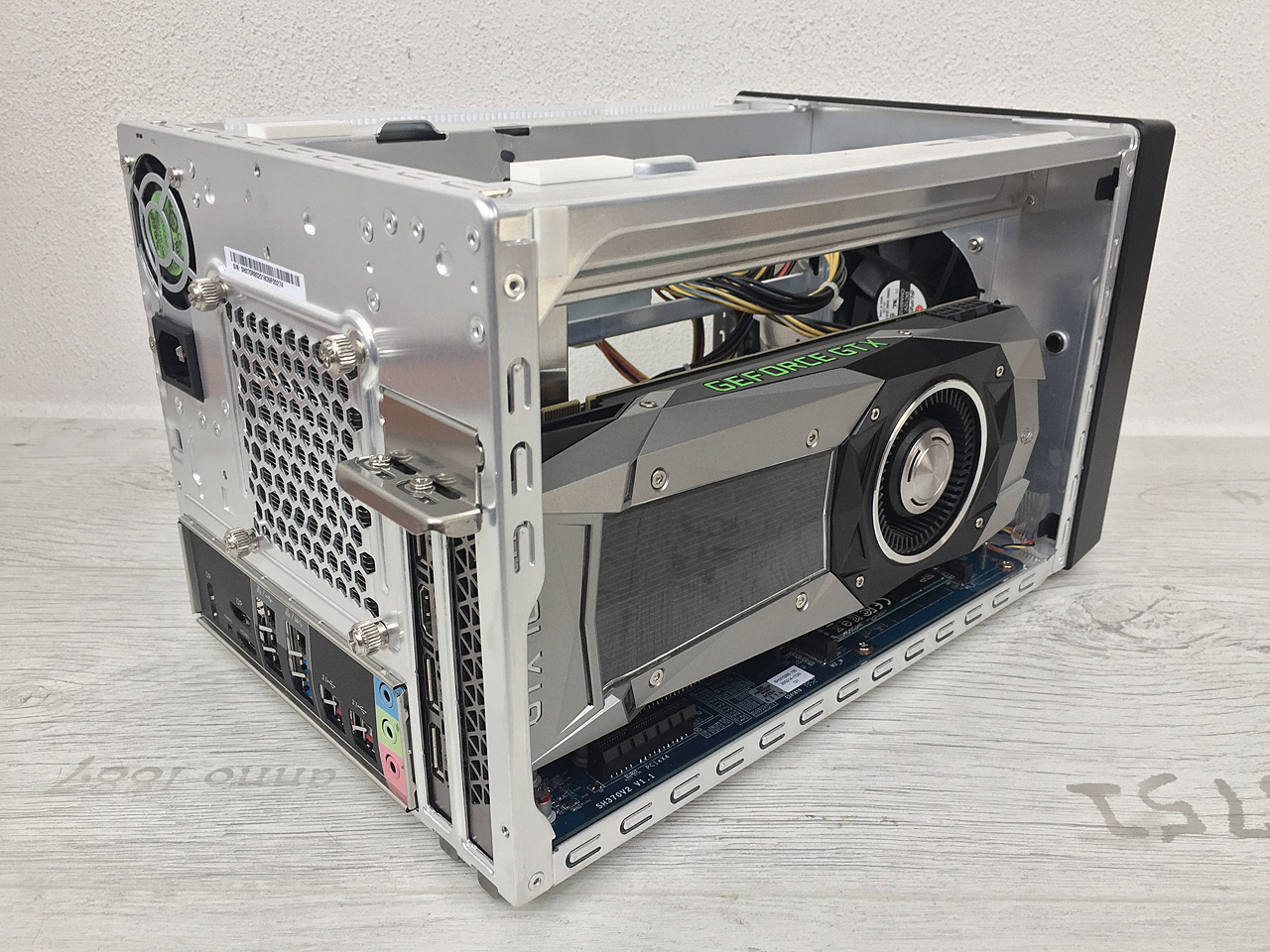 Shuttle XPC cube SH370R8 – spoutaná bestie