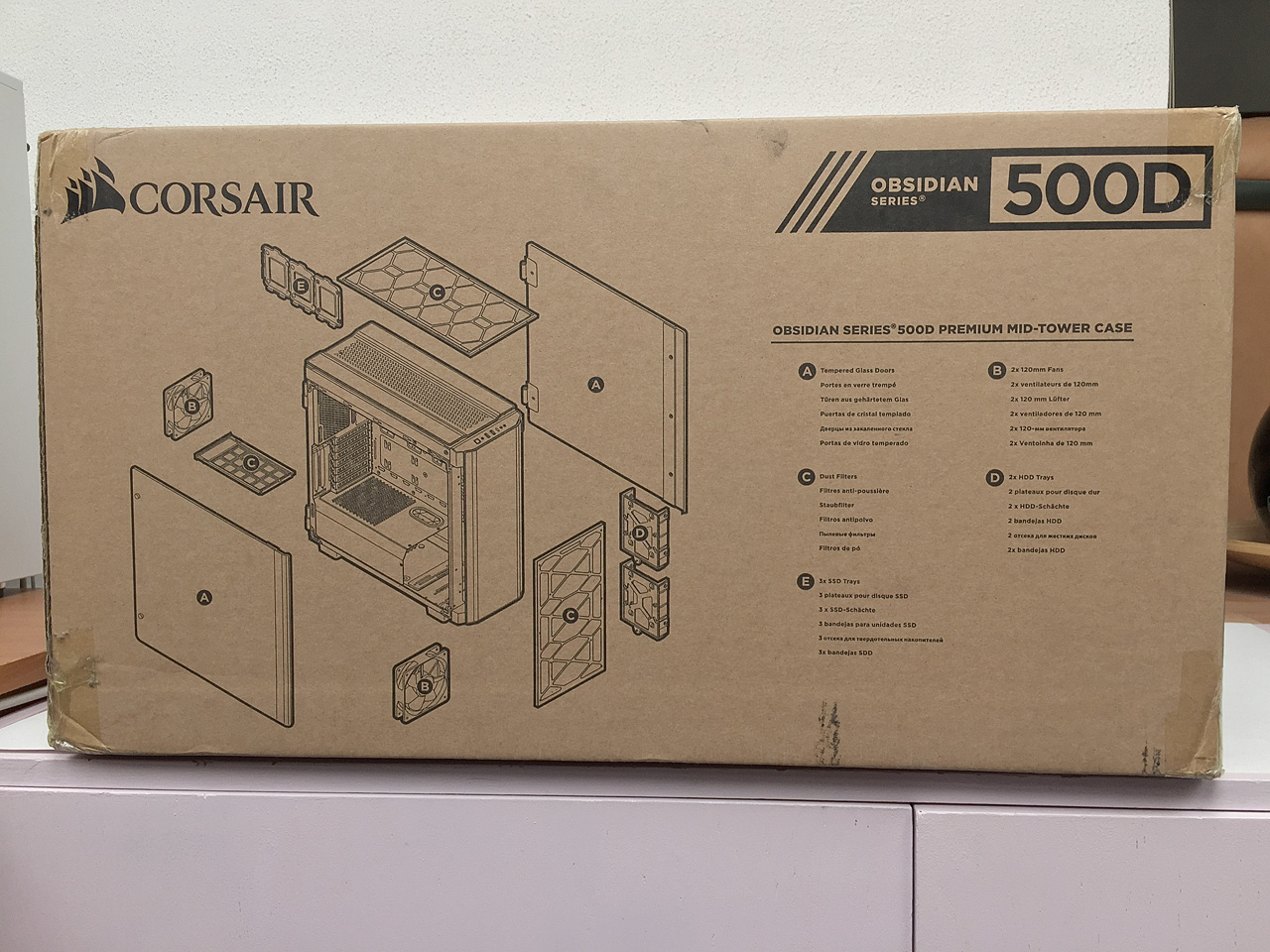 Corsair Obsidian Series 500D – ikona se skleněnými křídly