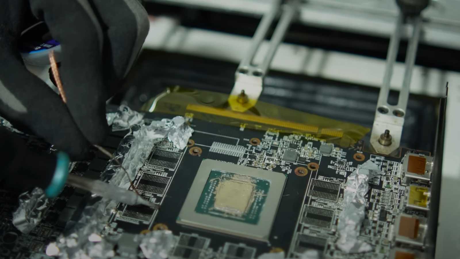 Radeon RX 5600 XT v péči moddera a ten osadil na kartu 12 GB paměti