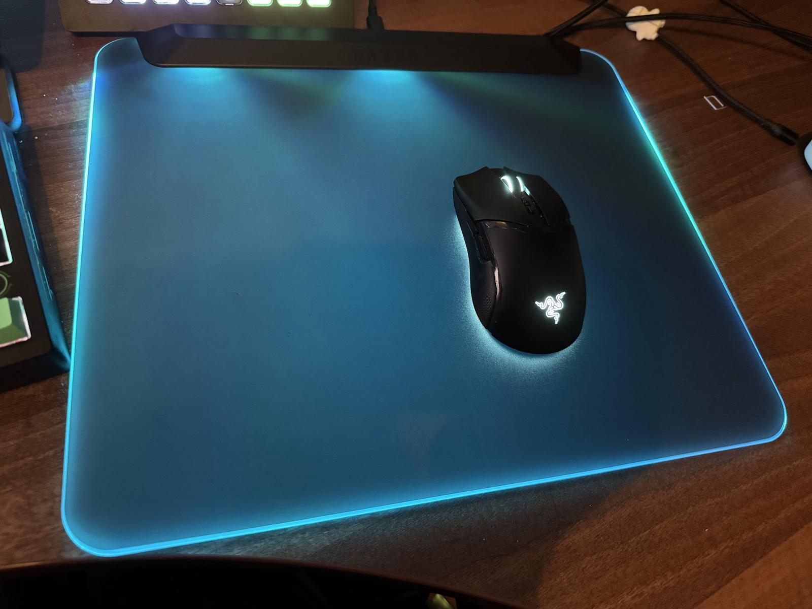 Test prémiových podložek Razer: sklo a zářivé podsvícení