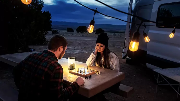 Posviťte si i nabijte telefon. Varta Outdoor Ambiance Lantern L30RH