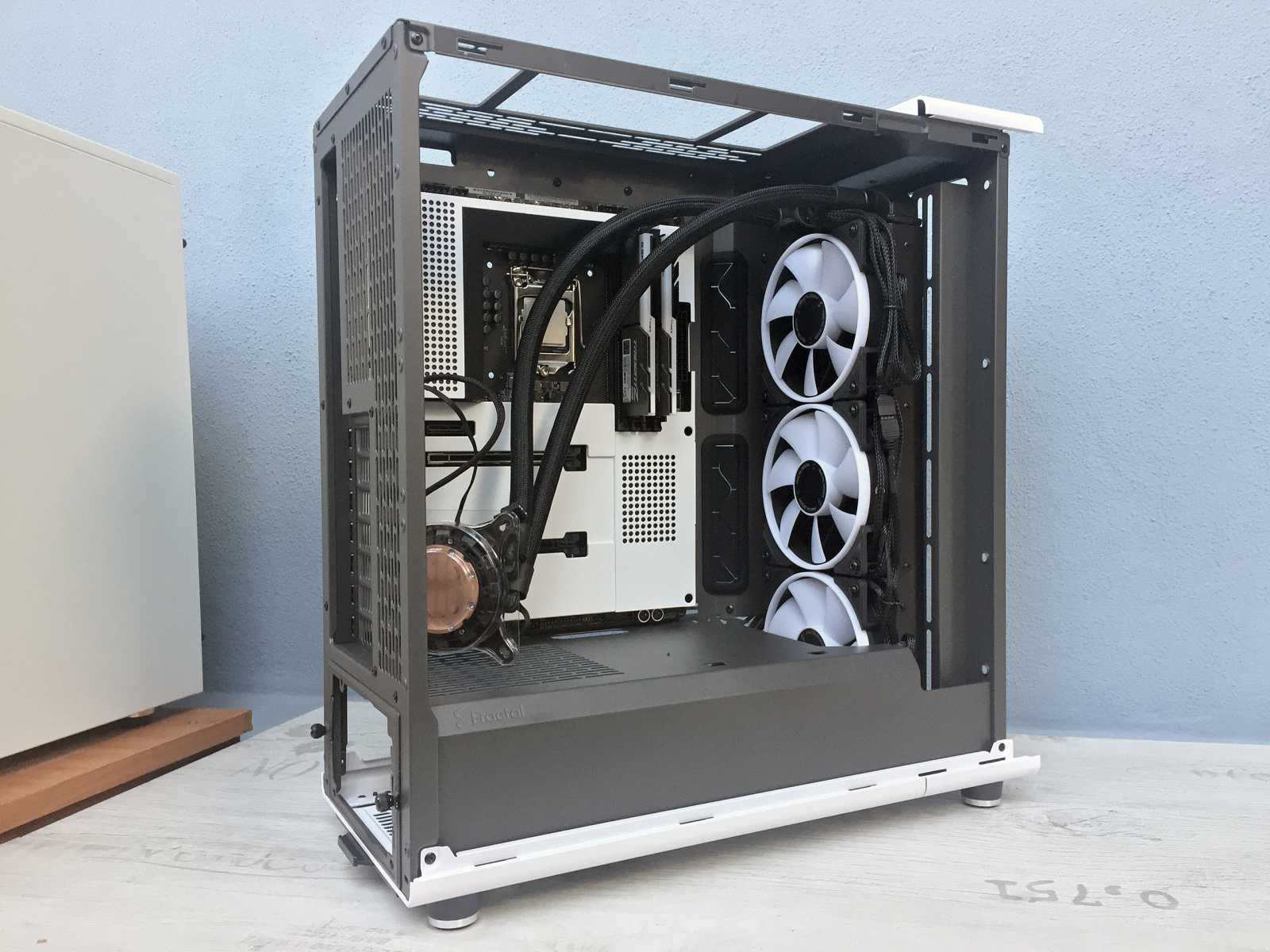 Neskutečná designová pecka! Test skříně Fractal Design North