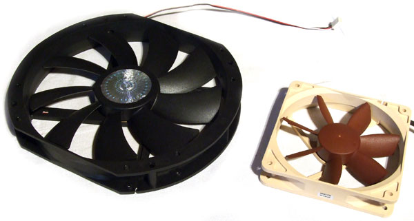 Vlevo 23cm ventilátor CoolerMaster a vpravo 12cm Noctua.